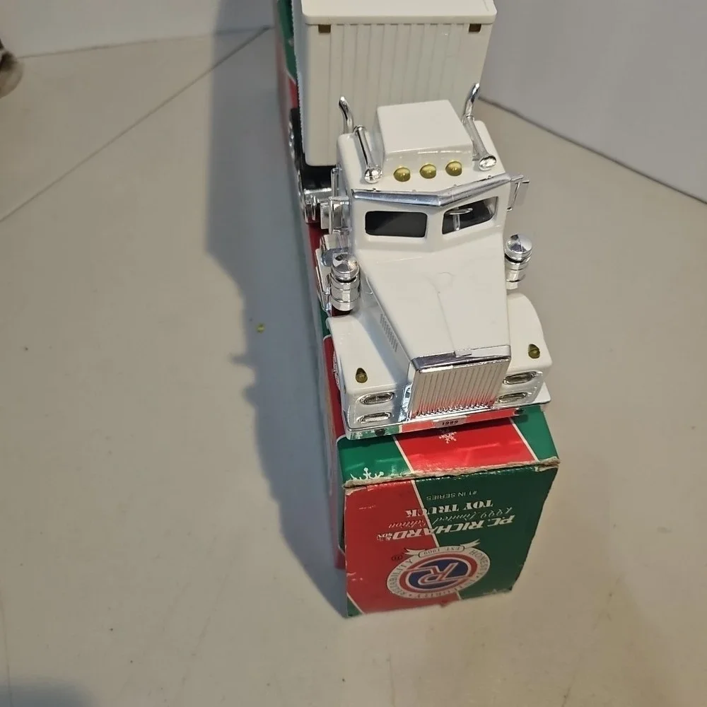 P.C. RICHARD & SON 1999 18-WHEELER FREIGHT TAYLOR MADE TRUCK 1:32 COIN BANK